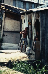 「マナウスのスラム街」 Photo elina yamasaki スラム街の中は住まいが長屋のように繋がっている