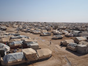 ヨルダン・ザアタリ難民キャンプ。炎天下でのテント生活は厳しさを増すばかりだ。