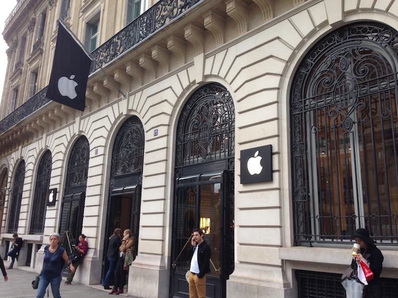 Apple Opera店。パリの街並みに馴染む店構えだ
