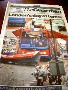 ロンドンテロの様子を伝える英ガーディアンの１面（２００５年７月）