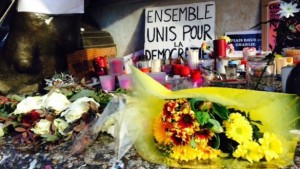 シャルリエブド事件を受けて、パリの共和国広場に捧げられた花　(２０１５年１月）