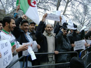デンマーク風刺画問題で、イスラム教「過激集団」ヒズブットタヒリル主催の抗議デモ　(２００６年２月、 ロンドン）
