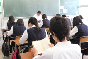 香川県立高松東高等学校の読書風景