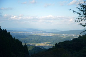 糸島市の山間部・井原山の中腹から望む糸島半島。福岡市内から車でわずか30分で拝める景色です。